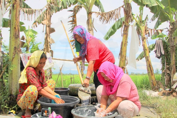 IN PHOTO: Women in Brgy. Palao sa Buto, Datu Paglas, Maguindanao (CAMP RAJAMUDA) get water from dug well to wash the clothes and other stuff of their families. Used in such way of life, these women still hopes for easier water access towards better life for their children and families.