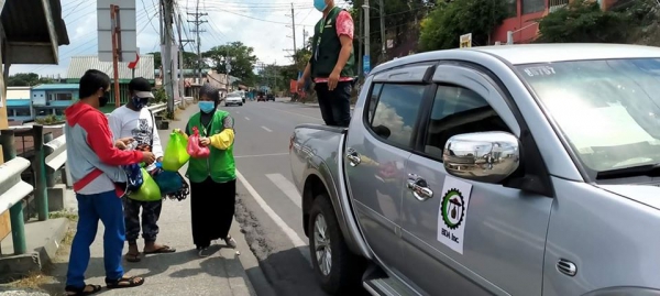 Thirty five street vendors, pedicab drivers received food packs from IHH